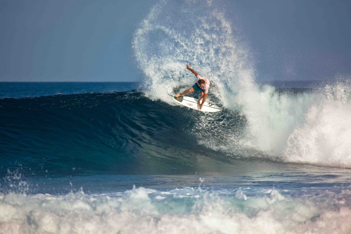 Sean Holmes sliding his tail at Kandooma Right like he is still on tour.