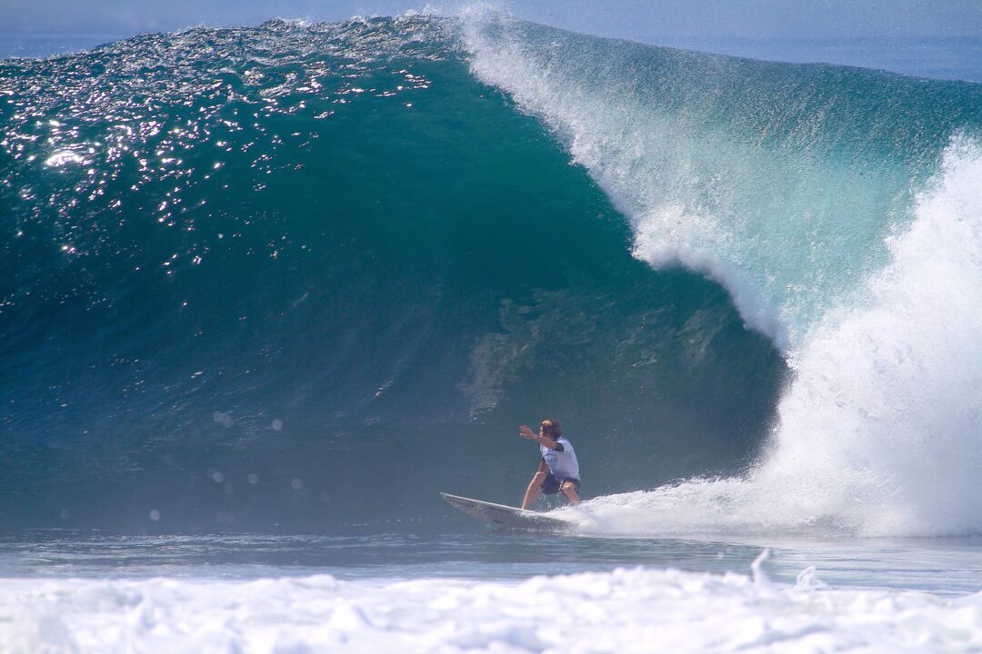 Surfing Komune Keramas Bali