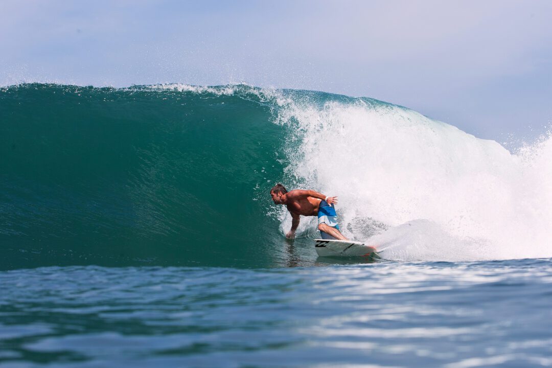 Surfing Komune Keramas Bali