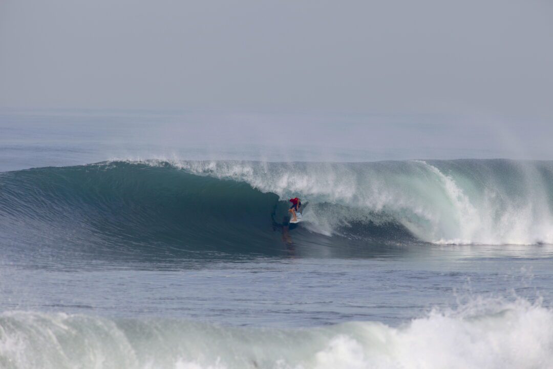Surfing Komune Keramas Bali