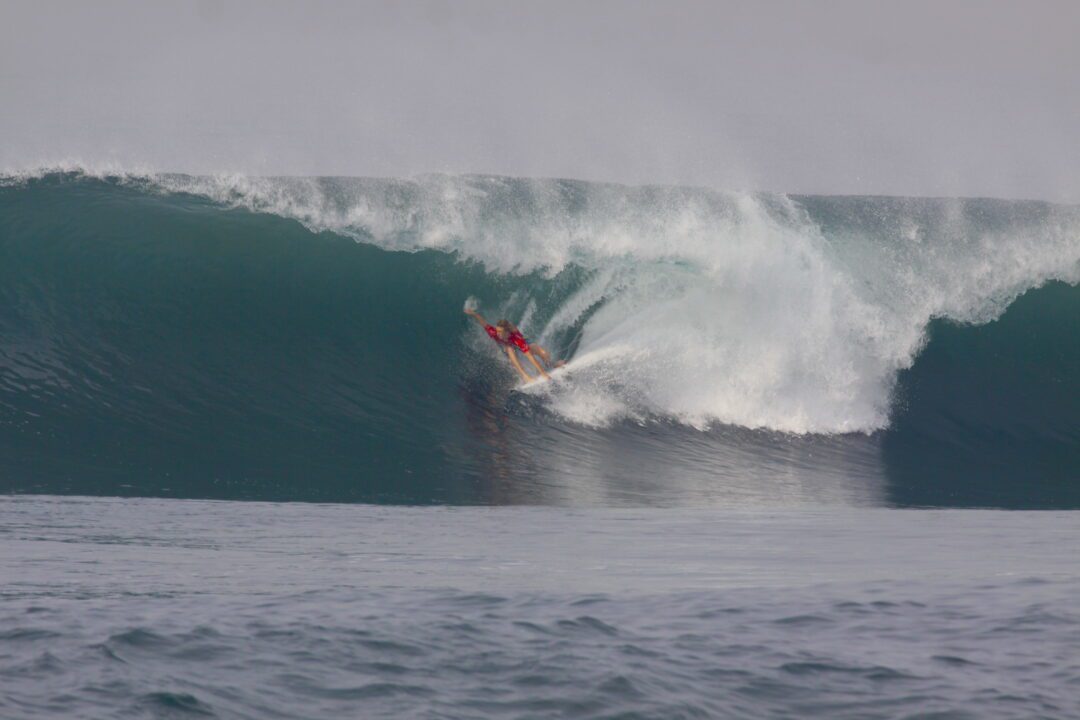 Surfing Komune Keramas Bali