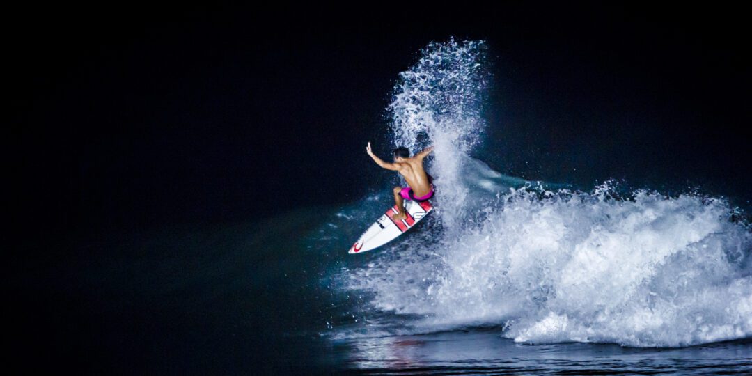 Surfing Komune Keramas Bali