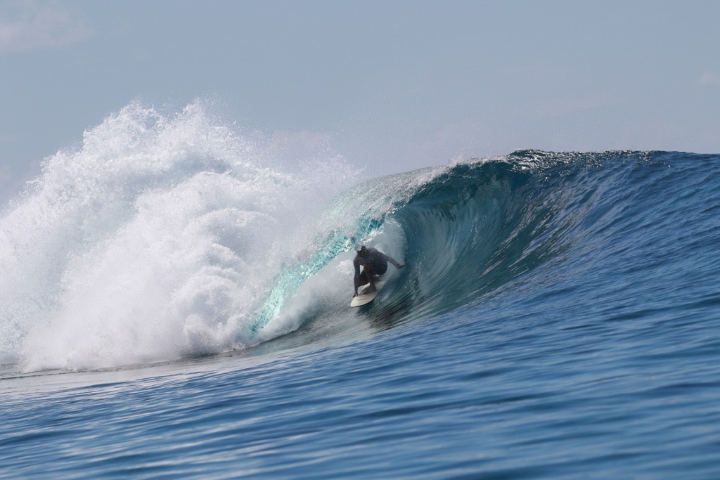 Tucky Joes / Boatyards surf break with surfers catching waves