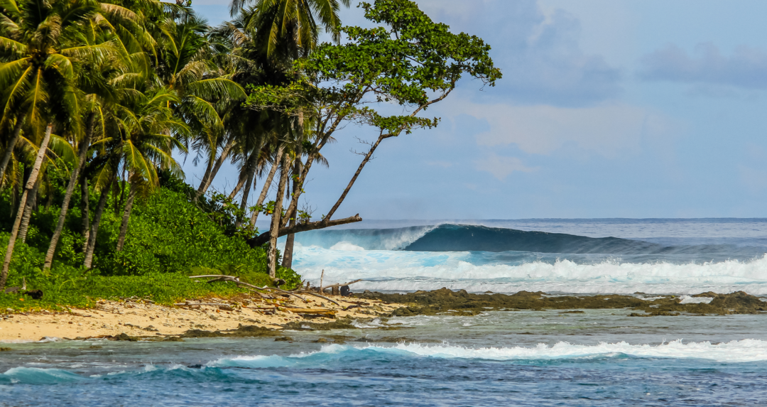 surfing Thunders Mentawai
