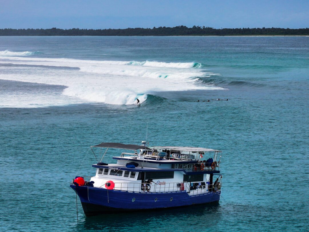 Oasis surf charter Mentawai
