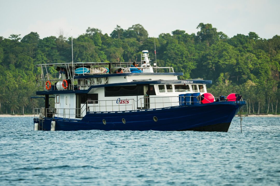 Oasis surf charter Mentawai