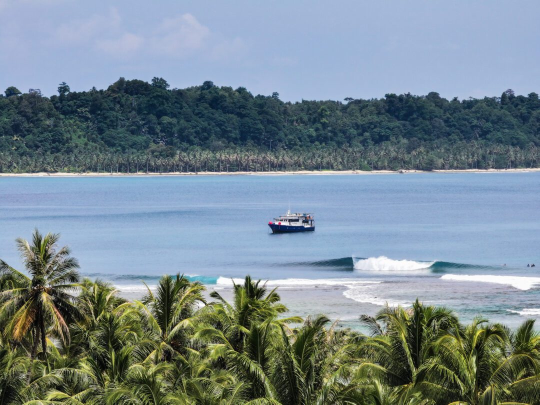 Oasis surf charter Mentawai